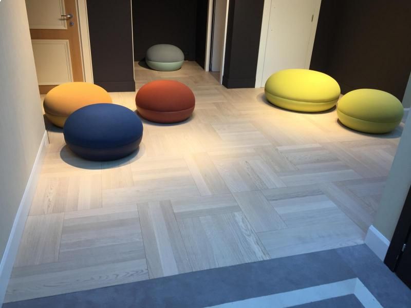 showroom-in-rovere-sbiancato-in-tre-diversi-formati